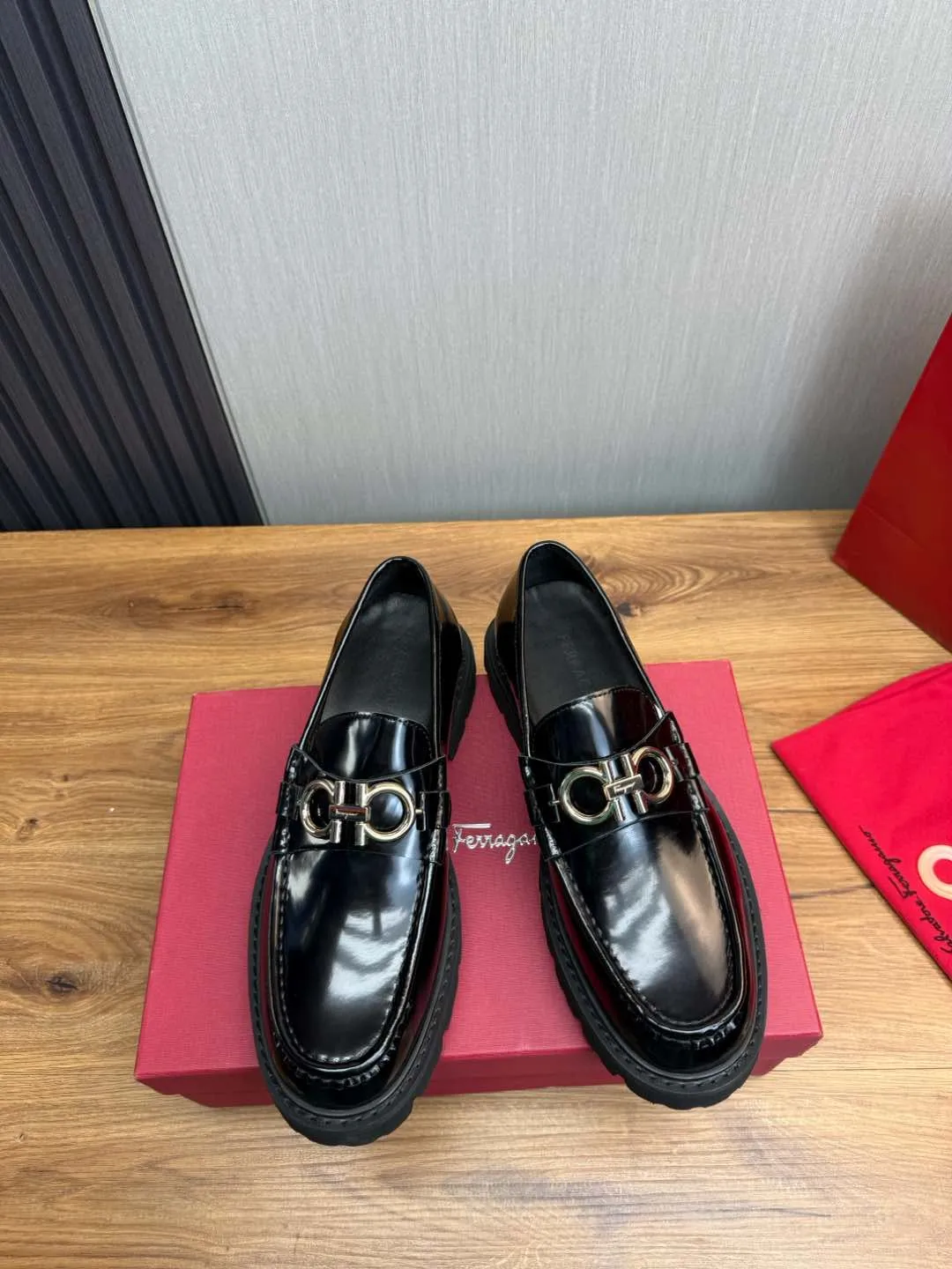 Men's shoes 💰880💰 Ferragamo. [Ferragamo] men's thick-soled loafers, the latest hot style, 1:1 original purchase quality, top quality, imported open-edge beaded cowhide leather on the upper, hand-made three-dimensional stitching highlights the round toe design, the inner foot pads are all imported cowhide, with original lightweight foam outsole, matching code 39-44, (38, 45 custom-made, non-refundable)